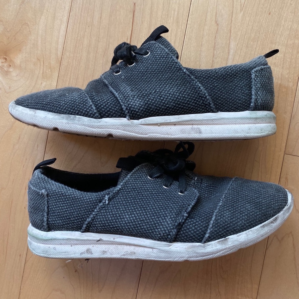 TOMS canvas lace up sneakers